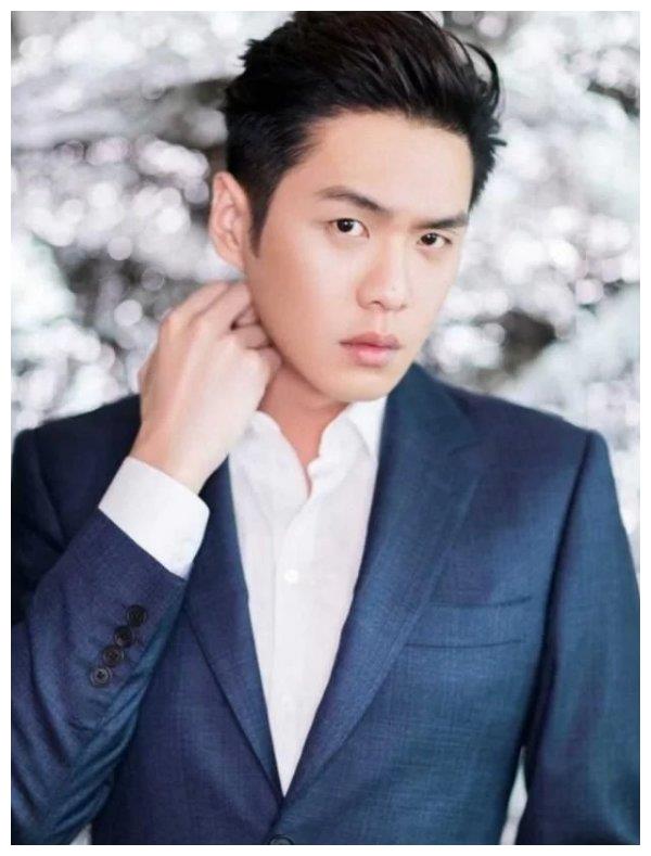 6位把刘海往后梳的男明星,你认为谁最酷?更喜欢谁的造型?