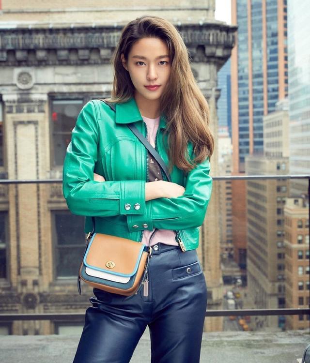 她是韩国女团成员金雪炫穿拼接外套配白色纱裙活力似少女