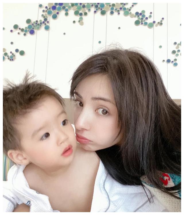 姜潮一家出游,麦迪娜单手抱娃身材火辣,丹尼尔高鼻梁大眼睛超帅