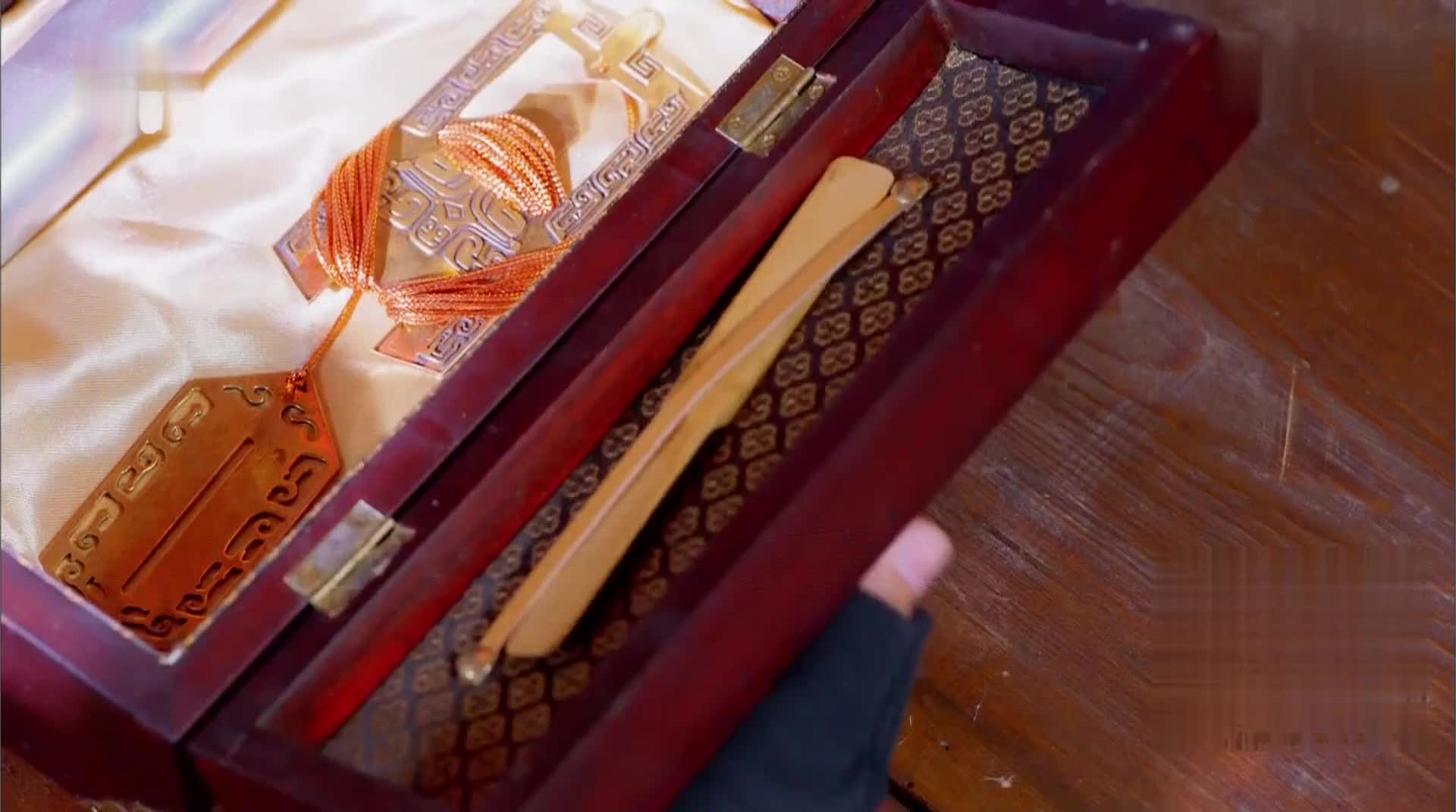 为您推荐: 楚乔传:宇文玥亲自为星儿戴上银铃铛,还夺了锦烛的房间给