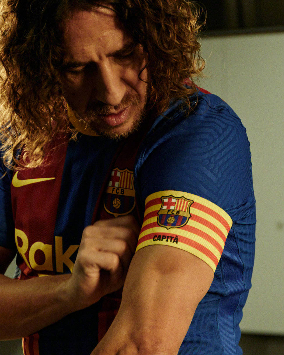 前巴塞罗那俱乐部球星普约尔拍摄国家德比特别版球衣定妆照