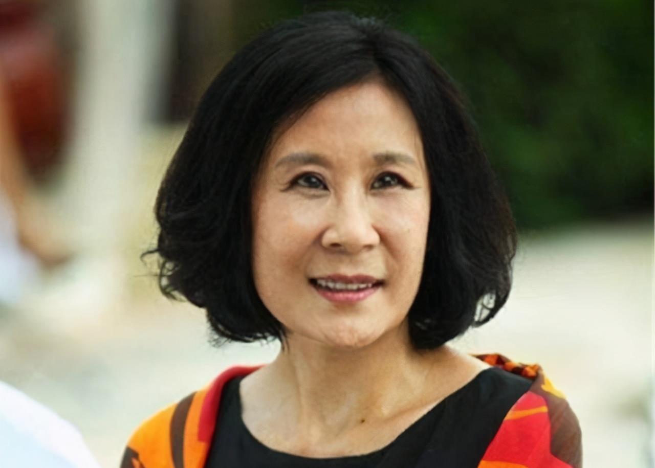 苏小明事业当红选择去留学嫁给法国厨师48岁转型当演员