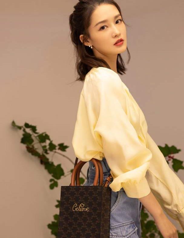 李沁淡黄色衬衫搭配高腰牛仔裙少女感十足,短发造型干练利落|李沁