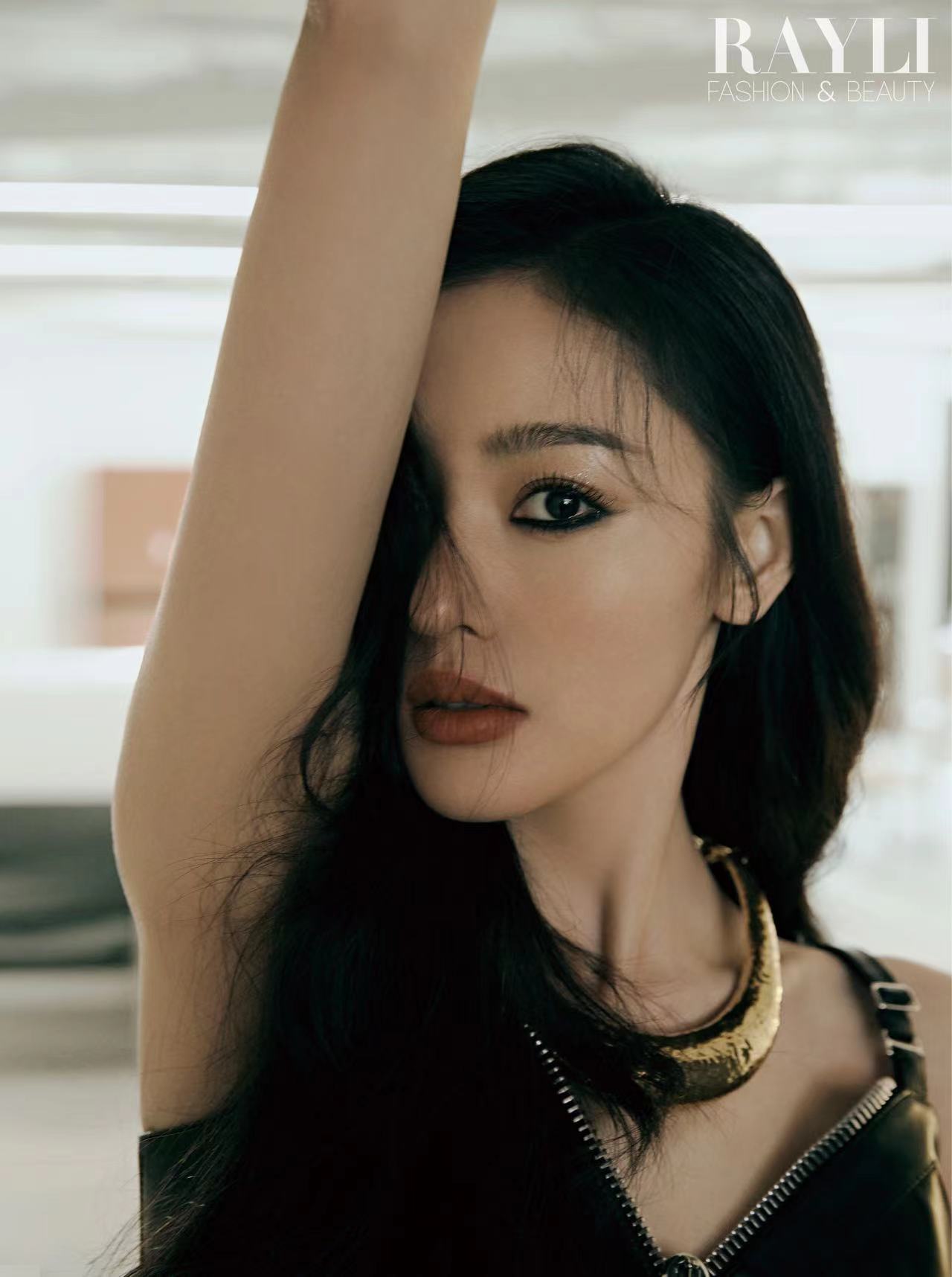 张天爱最新杂志大片慵懒烟熏style热烈明媚