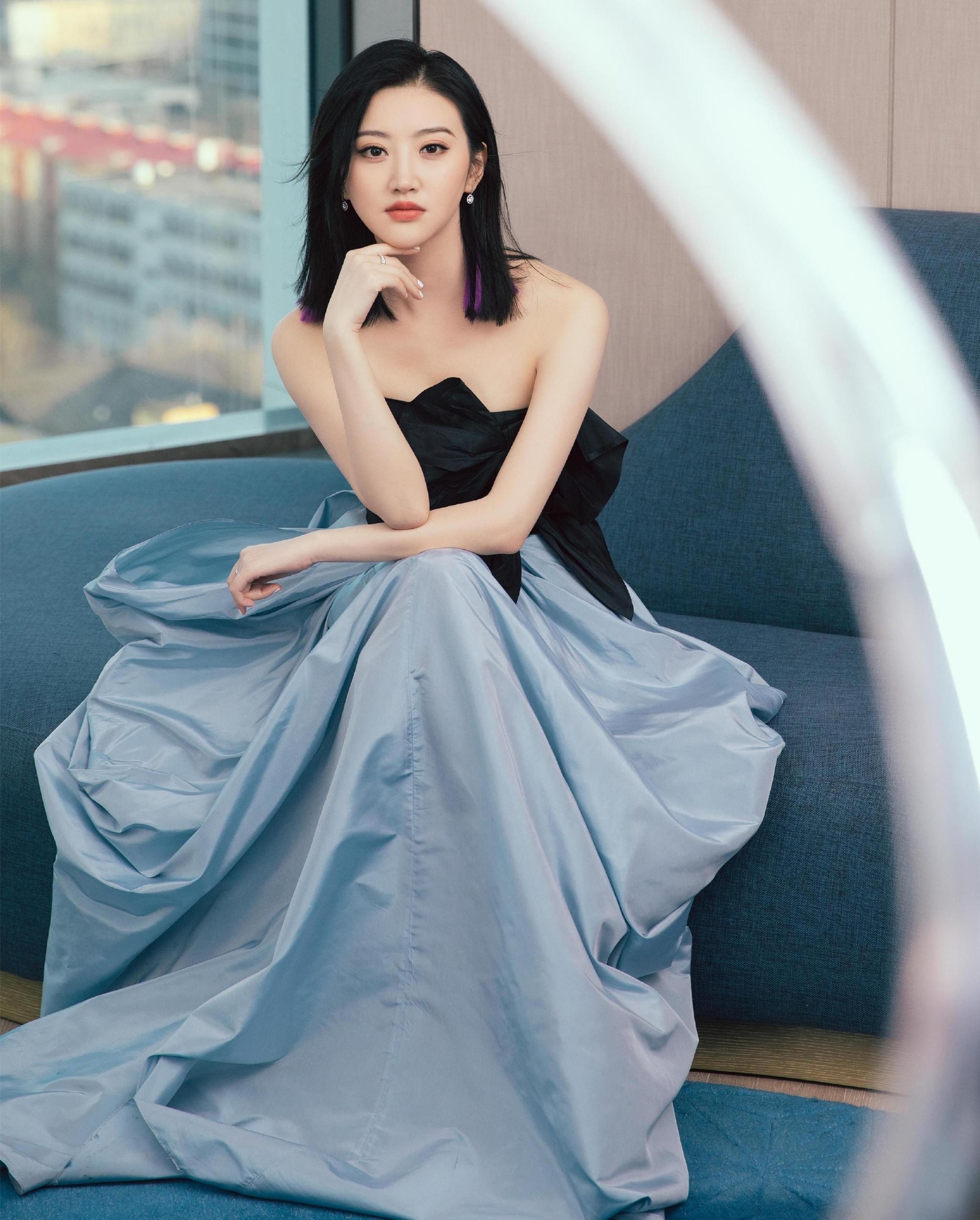 景甜:黑色抹胸长裙,美艳大气!__财经头条