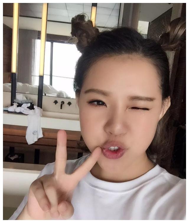 有种整形叫谢依霖生完孩子晒自拍皮肤水分饱满瘦到不敢认