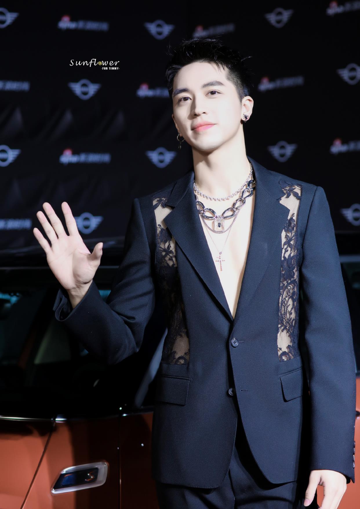 许魏洲最敢穿男明星!镂空西装真空上阵,只系一颗纽扣禁欲十足