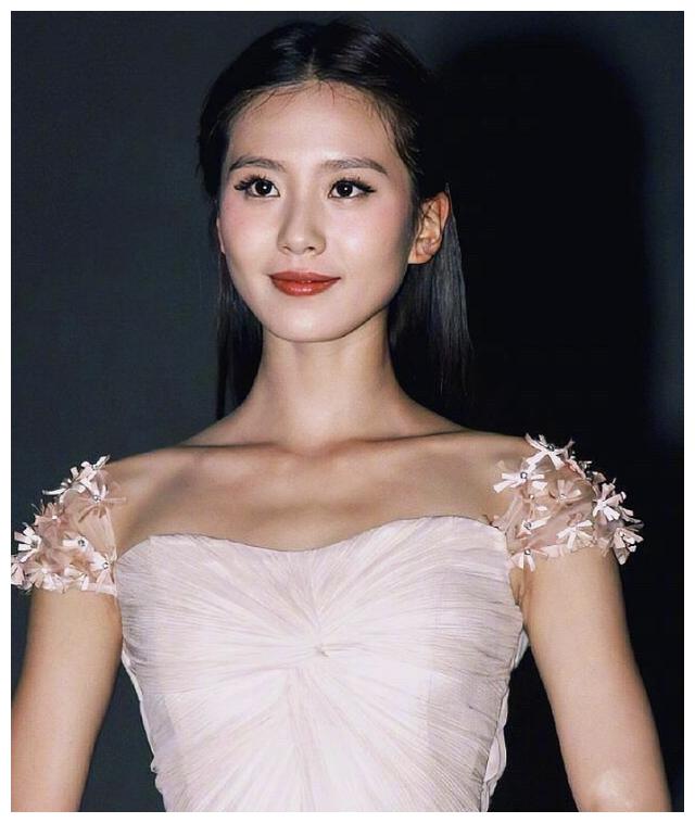 周韵气质直角肩出名,张子枫陈都灵斜方肌发达