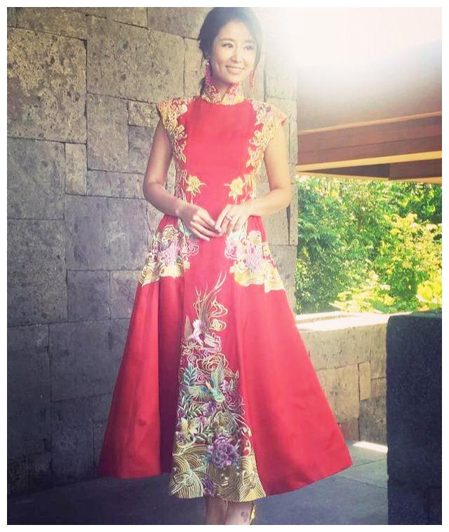 女星婚礼的红色敬酒服,刘诗诗端庄优雅,钟丽缇美艳动人