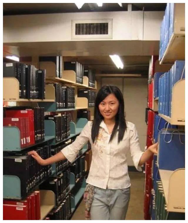 他是清华大学的校友首富如今坐拥1800亿身家妻子是北大的才女