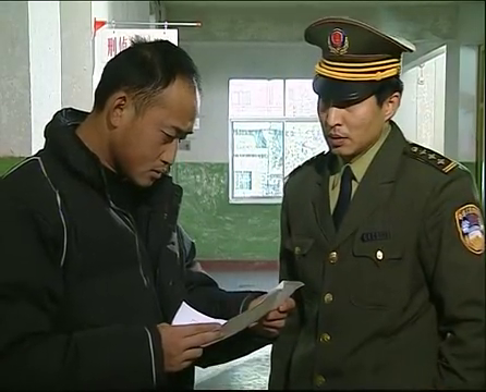 插翅难逃:警察抓错人,无辜的杨立柱被留在警局审问_新浪新闻