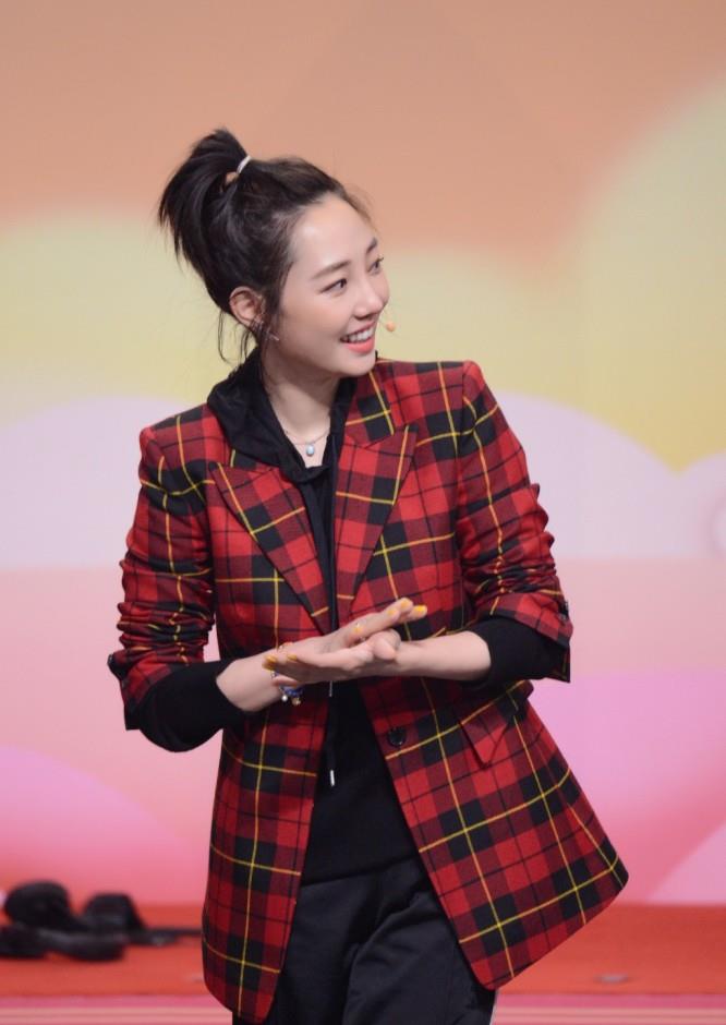 白百何穿红色格纹西装配休闲裤,指甲颜色却赚足眼球,网友:真亮_高清