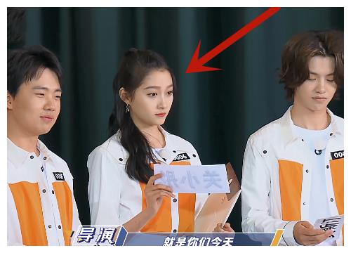 关晓彤有多会避嫌宁愿挤到旁边郭麒麟也要和黄明昊保持距离