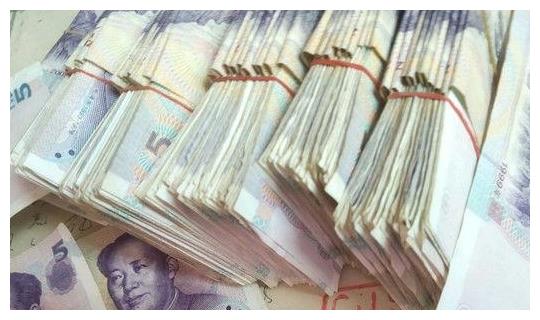 小卖部换来一堆五元零钱,其中有一张算是意外收获,单张价值百元