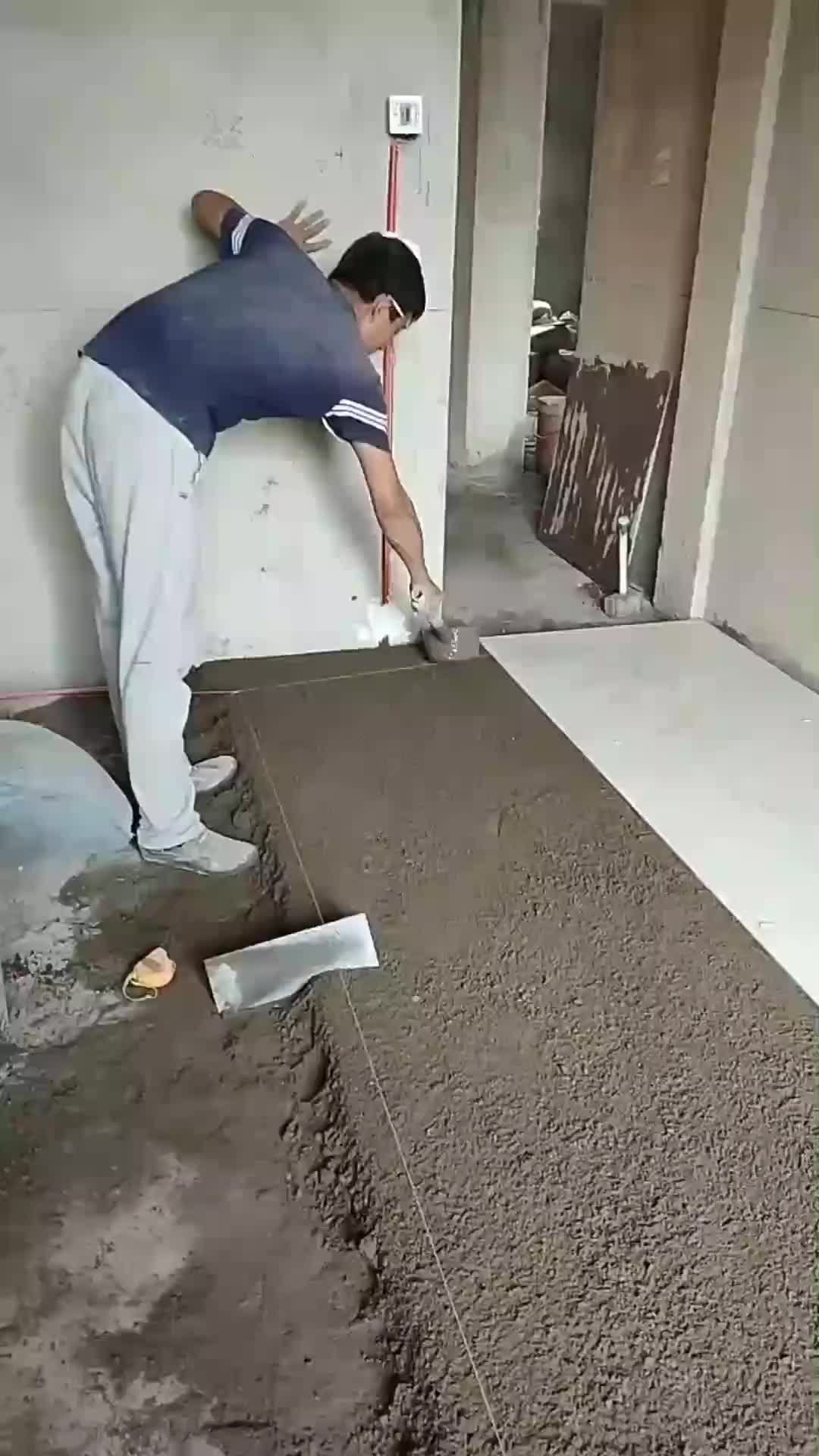 这贴砖师傅如此贴砖无论干的好与坏先给劳动人民点个赞