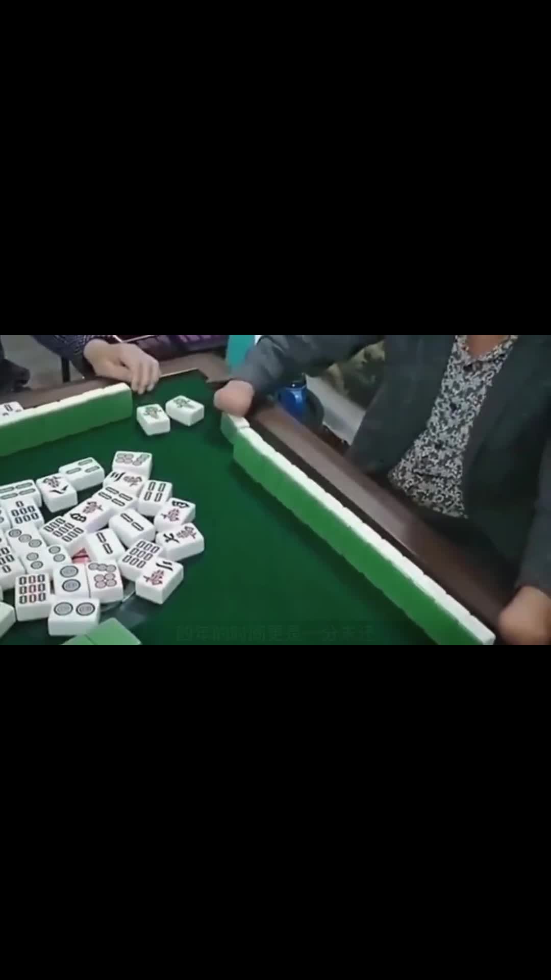 大哥失去了双手但是丝毫不影响打麻将事实证明剁手都治不了