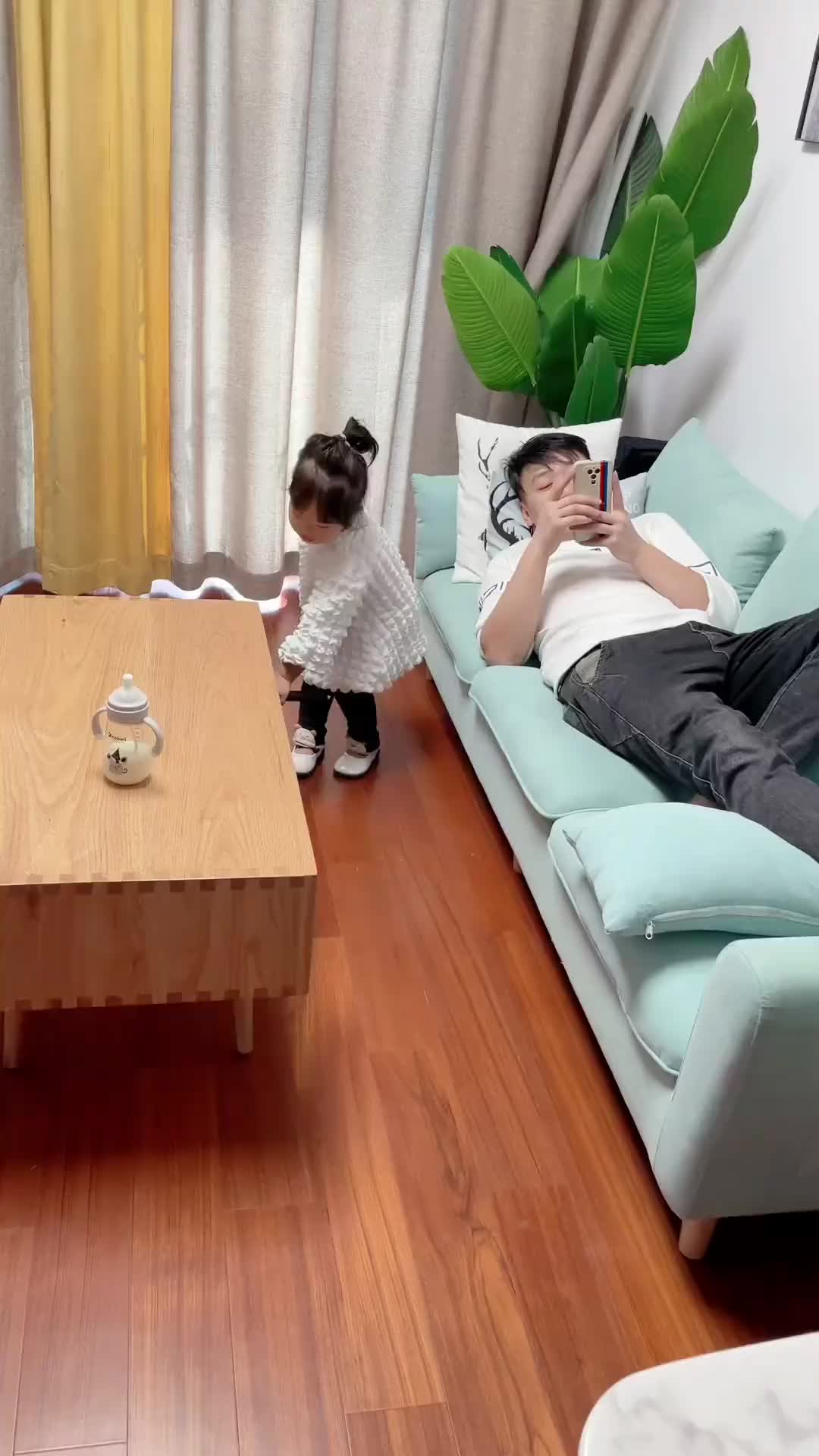 如果你老公平时很懒窝在沙发上玩手机别着急给他生个女儿试试看保