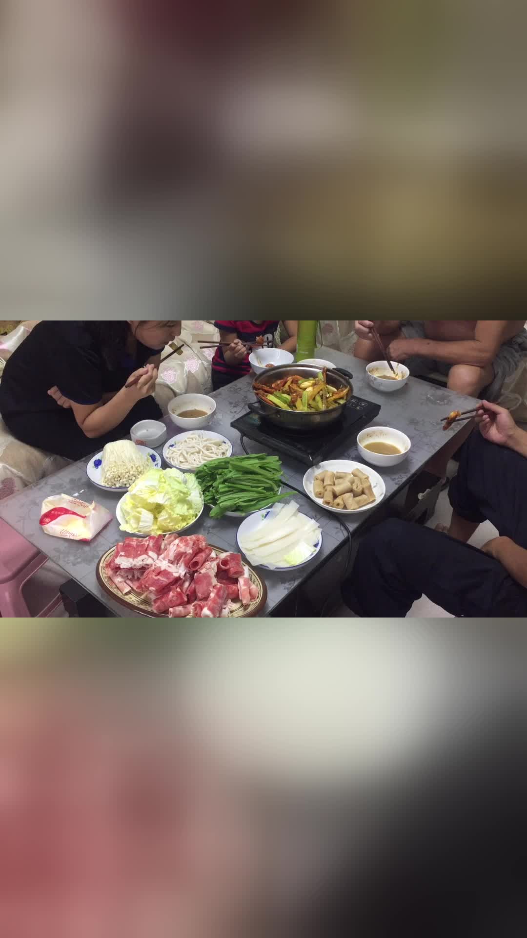 一大锅香辣虾一大盘羊肉一大盘油麦一起吃火锅一家人吃太爽