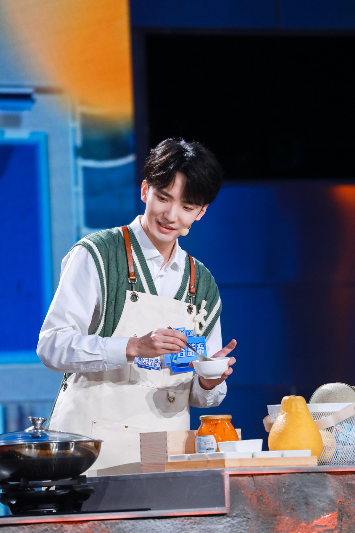 谷蓝帝《鲜厨100》挑战霸道江湖菜 综艺感十足随机应变创甜品