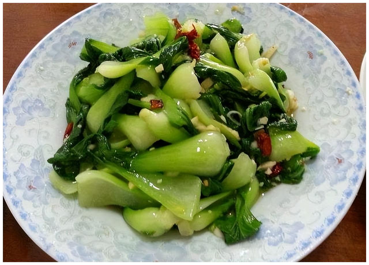 小白菜也被称为上海青或者油白菜,不管是做汤还是清炒,滋味都非常鲜美