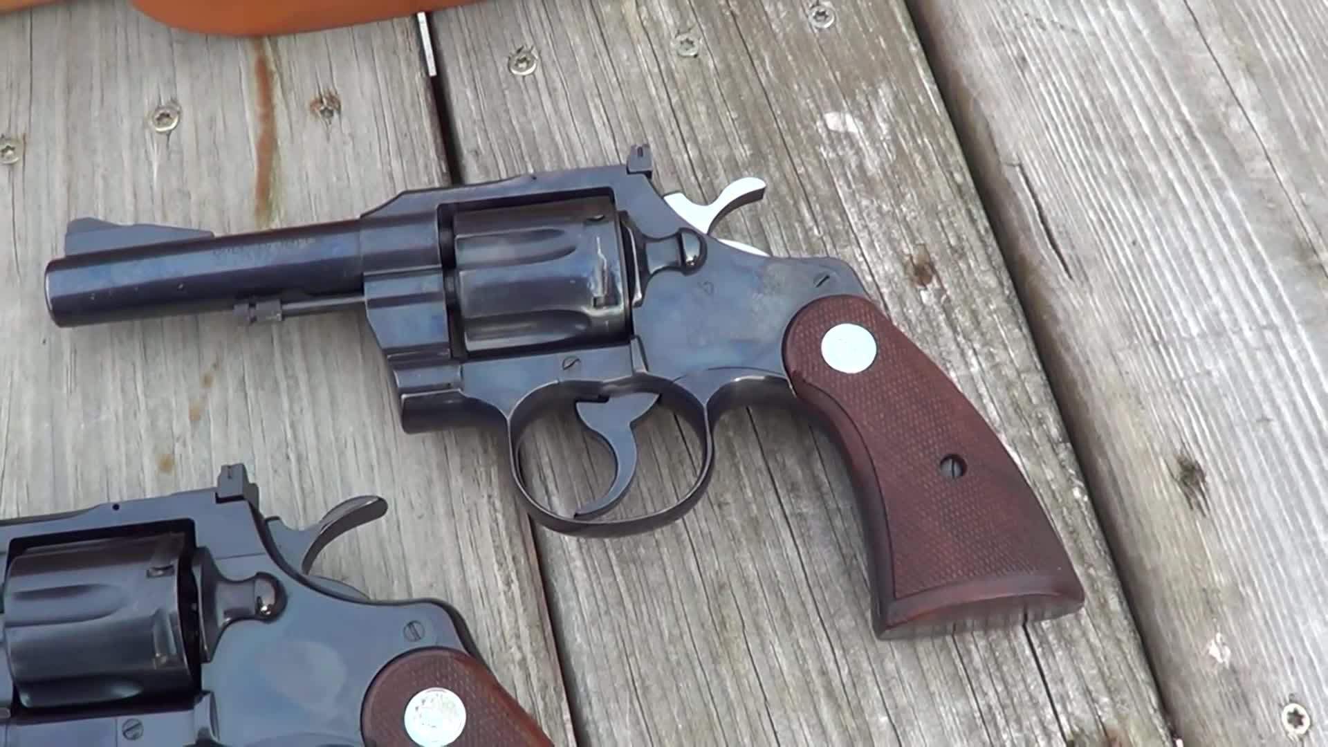 柯尔特357左轮手枪,后坐力挺大,双手紧握是必须的