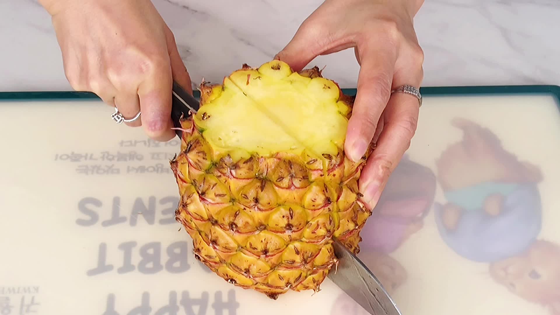 活了这么久,终于会切菠萝了.又快又卫生!