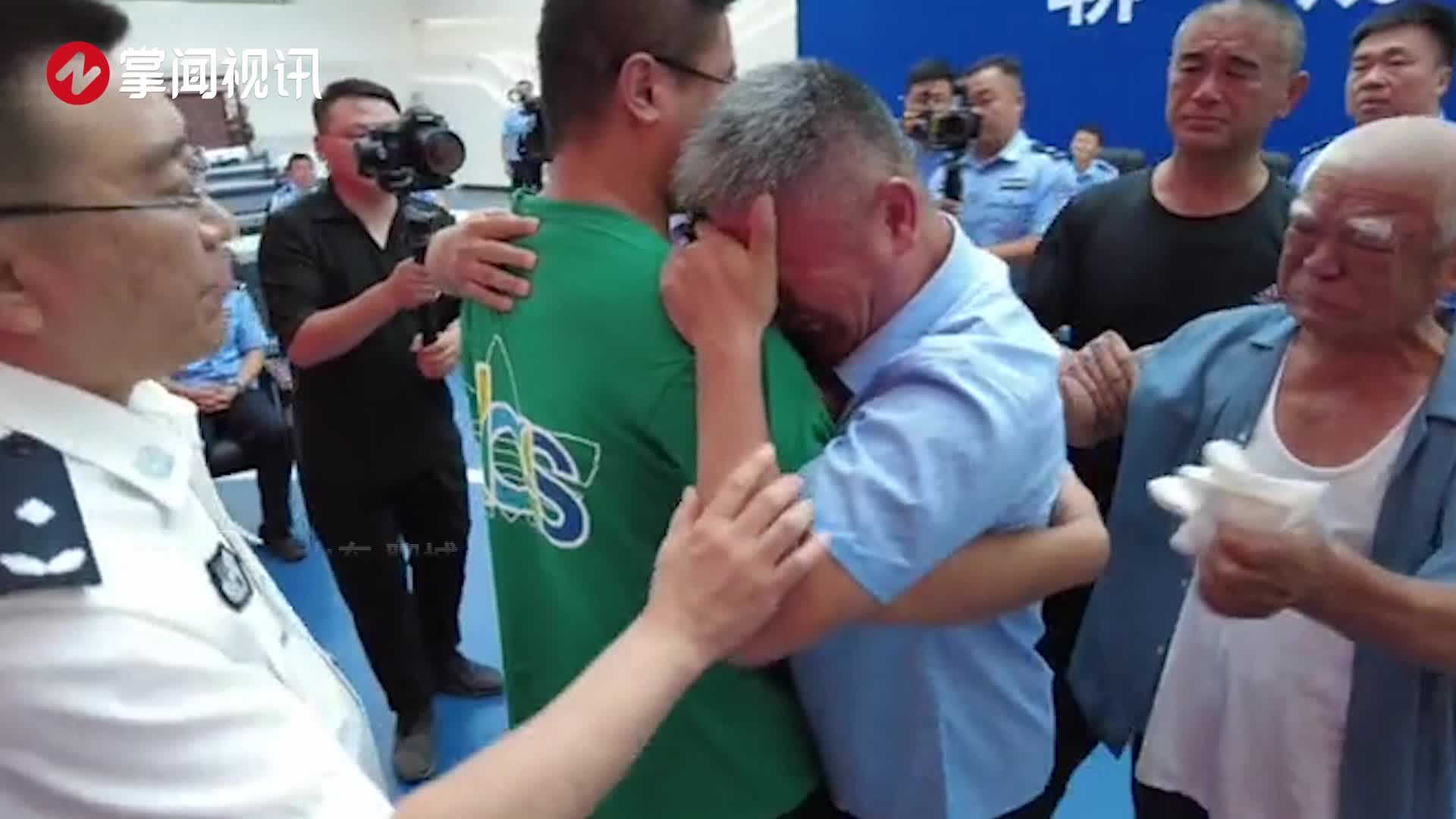 郭刚堂父子相拥认亲,一家人放声痛哭:你可回来了!