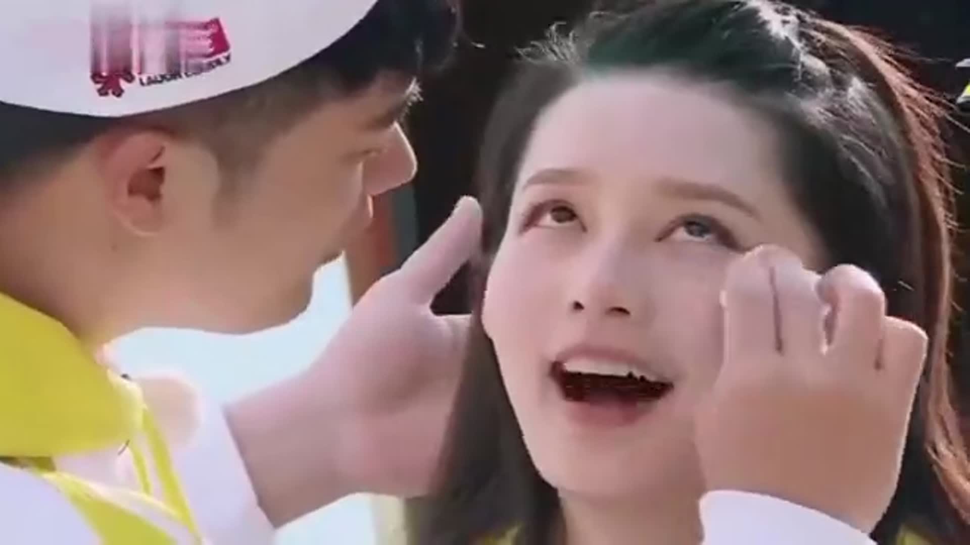 奔跑:郑恺为唐艺昕化妆,这是什么仇什么怨,太辣眼睛了