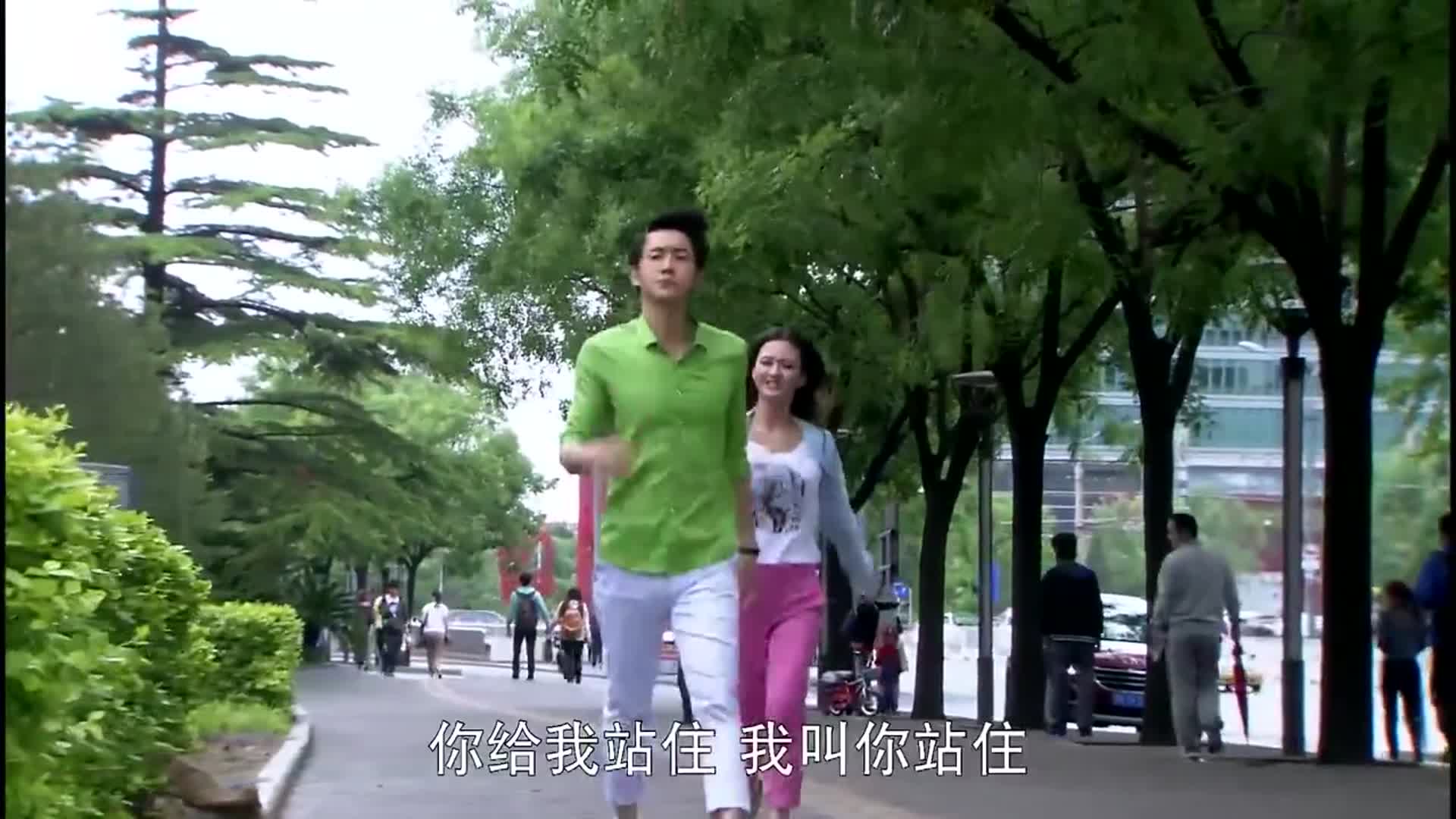 女儿吃饭炫耀婚戒，妈妈还以为她整容了，还是儿媳眼尖