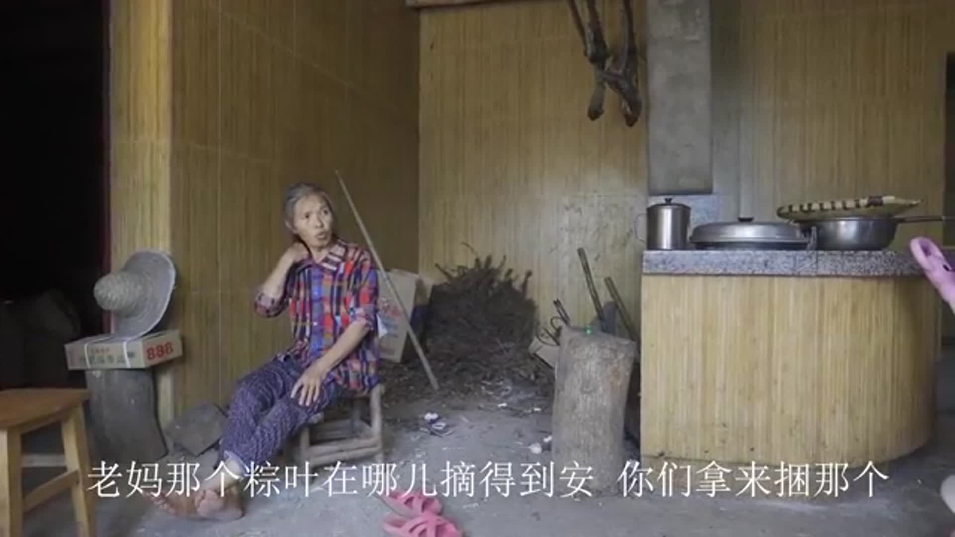 英子发财了，摘棕叶做蒲扇路上，捡到两个宝贝带回家老妈高兴坏了