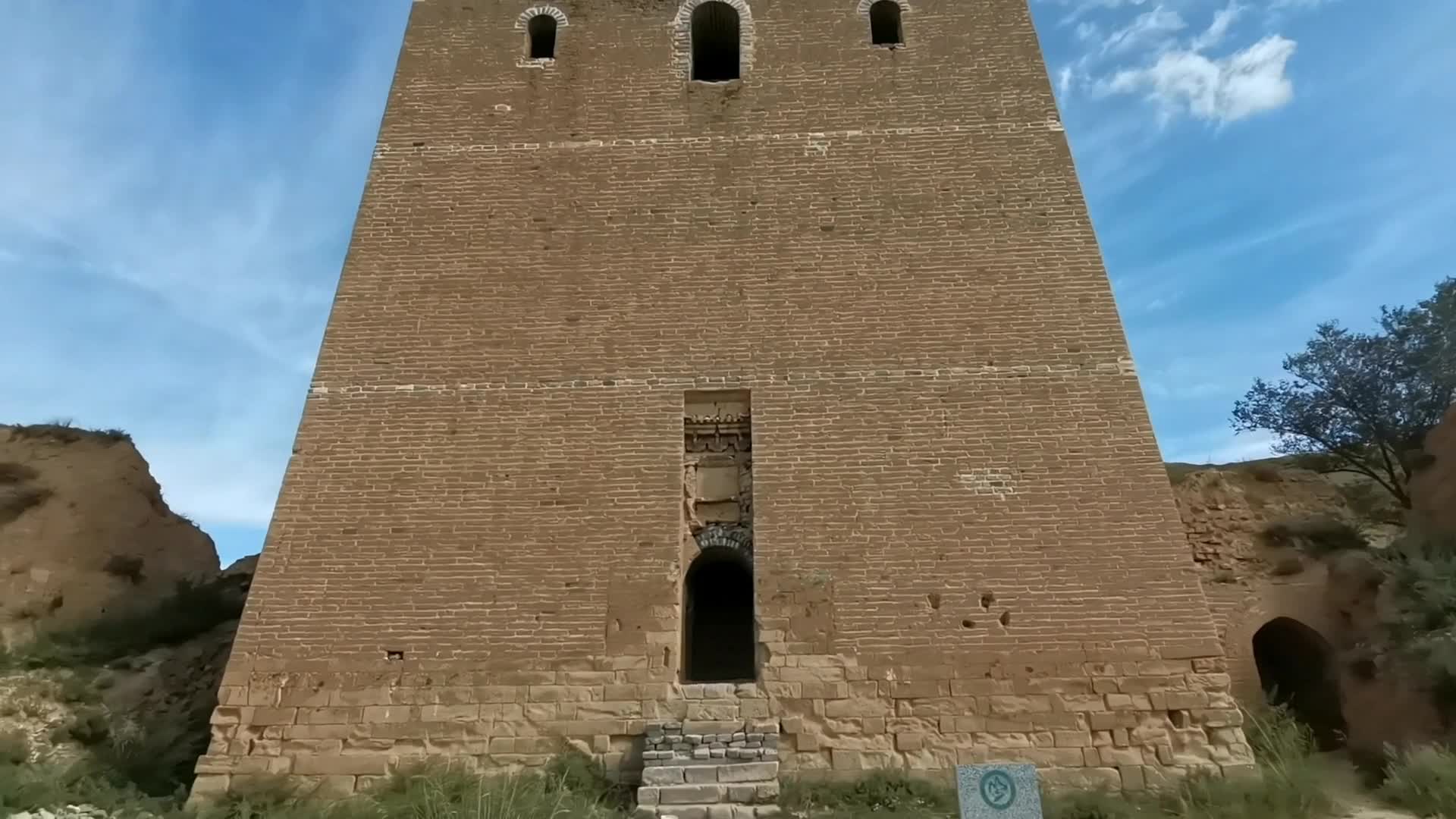 登上箭楼(长城上的碉堡)望长城