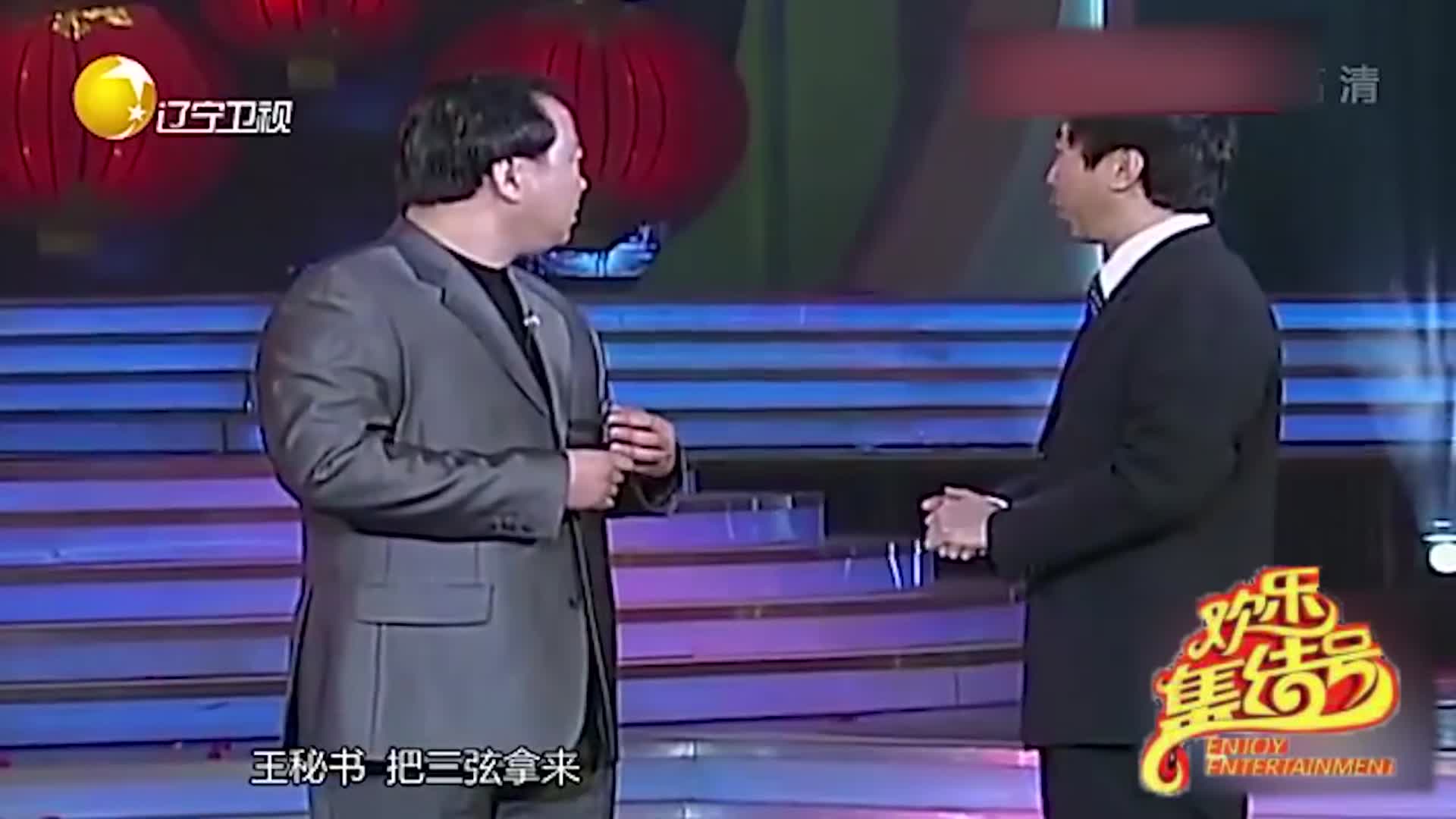 小品《旧曲新歌:冯巩各种戏耍郭冬临,太搞笑了,台下笑声一片