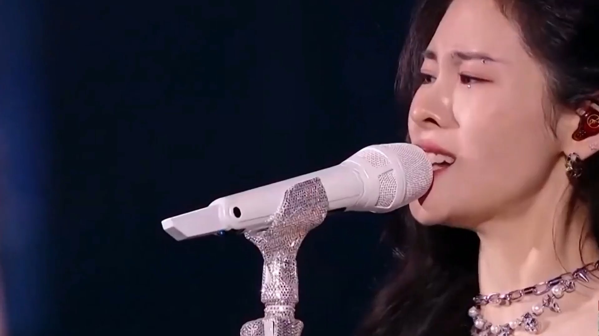 张碧晨跨年晚会唱歌获得全网称赞华晨宇唱新歌却引热议