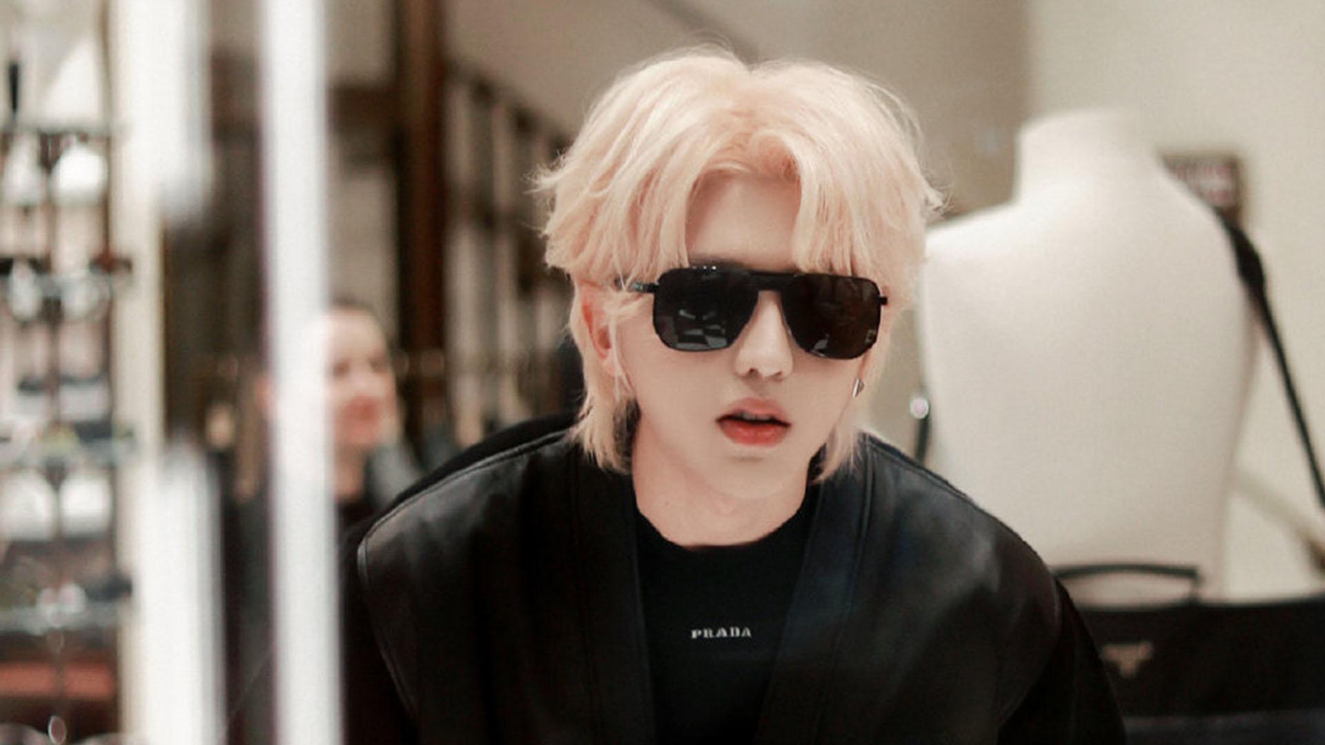 蔡徐坤顶一头橘发眼线飙到太阳穴网友上次敢这么化的是张翰