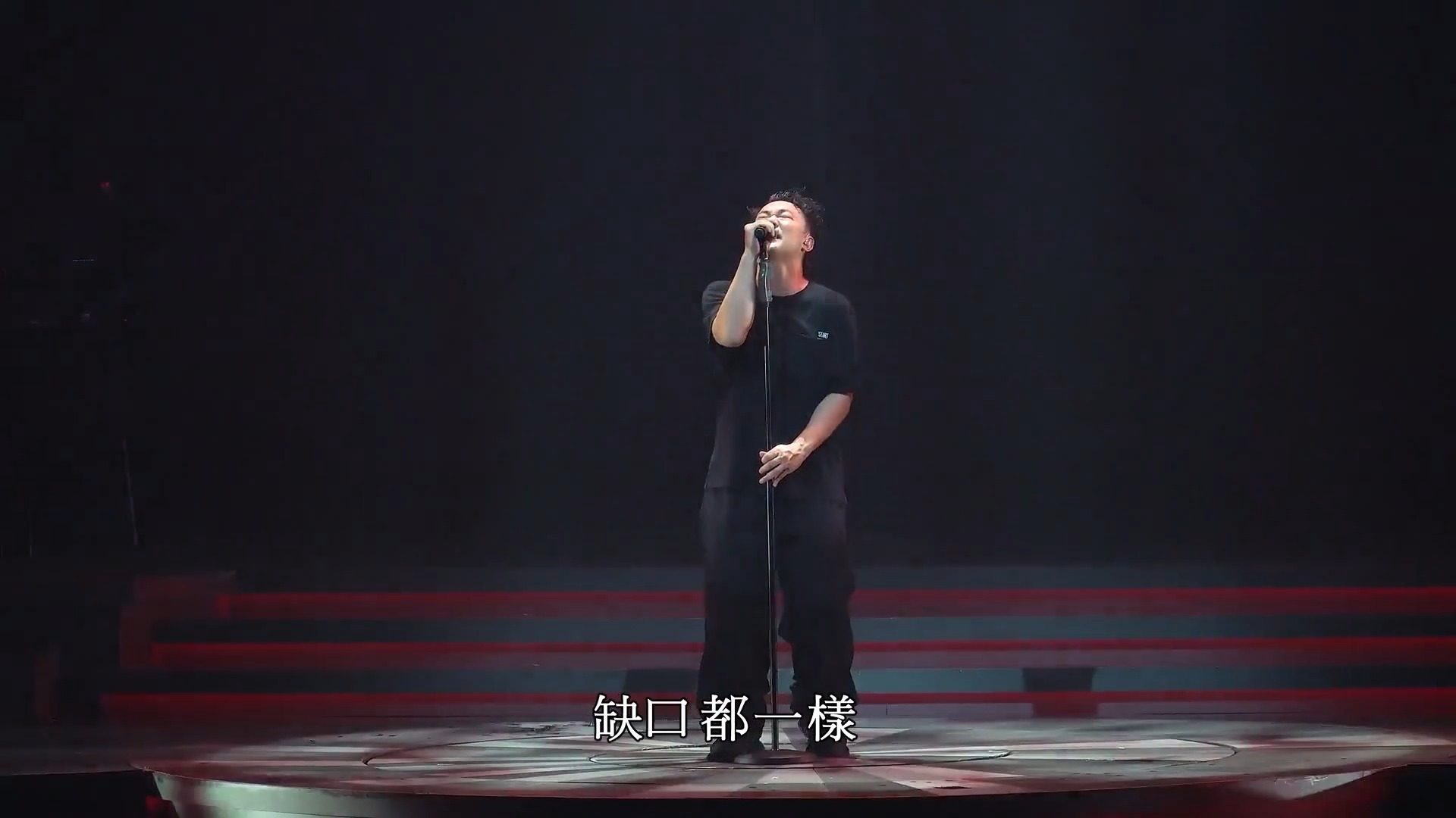 陈奕迅演唱会首唱《孤勇者》!满脸写满了不情愿,网友:太搞笑了_新浪新闻