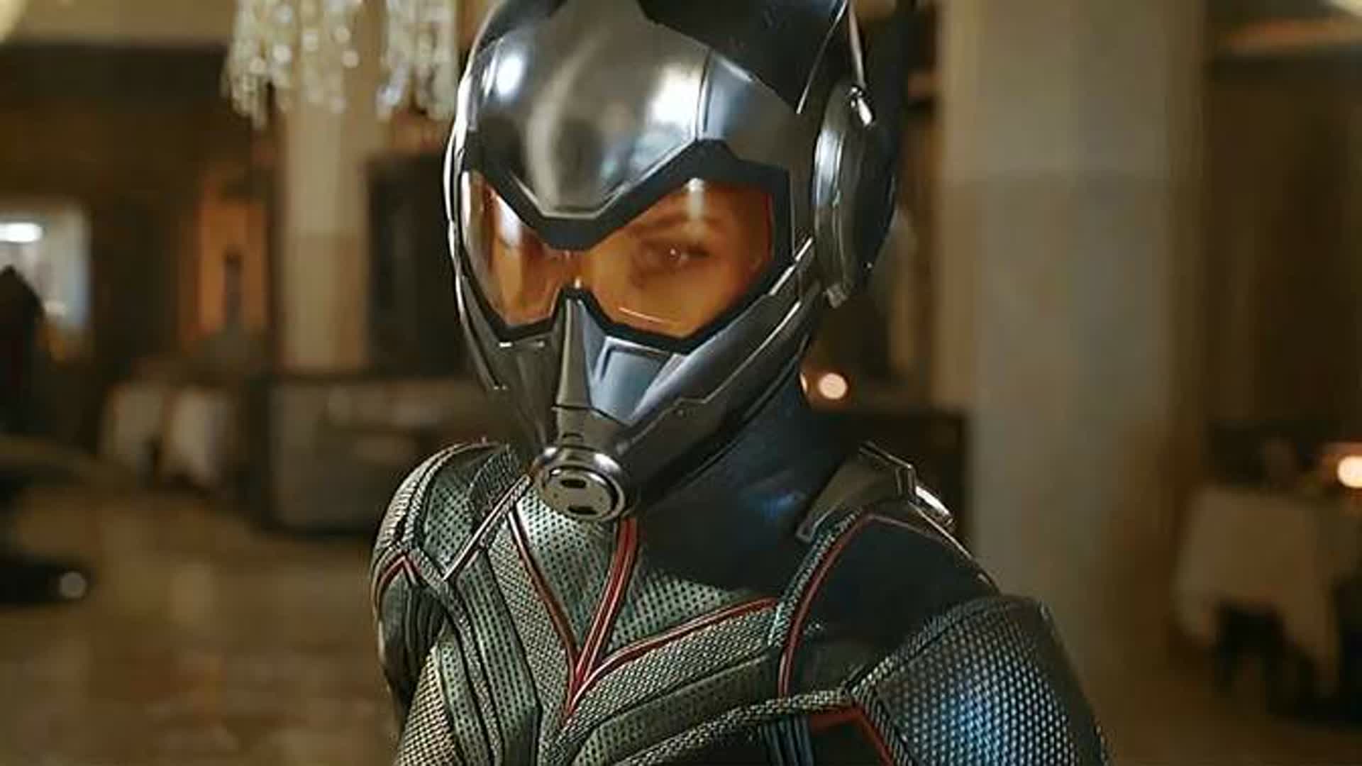 女子是二代黄蜂女，和蚁人一样都有令人惊叹的收缩能力