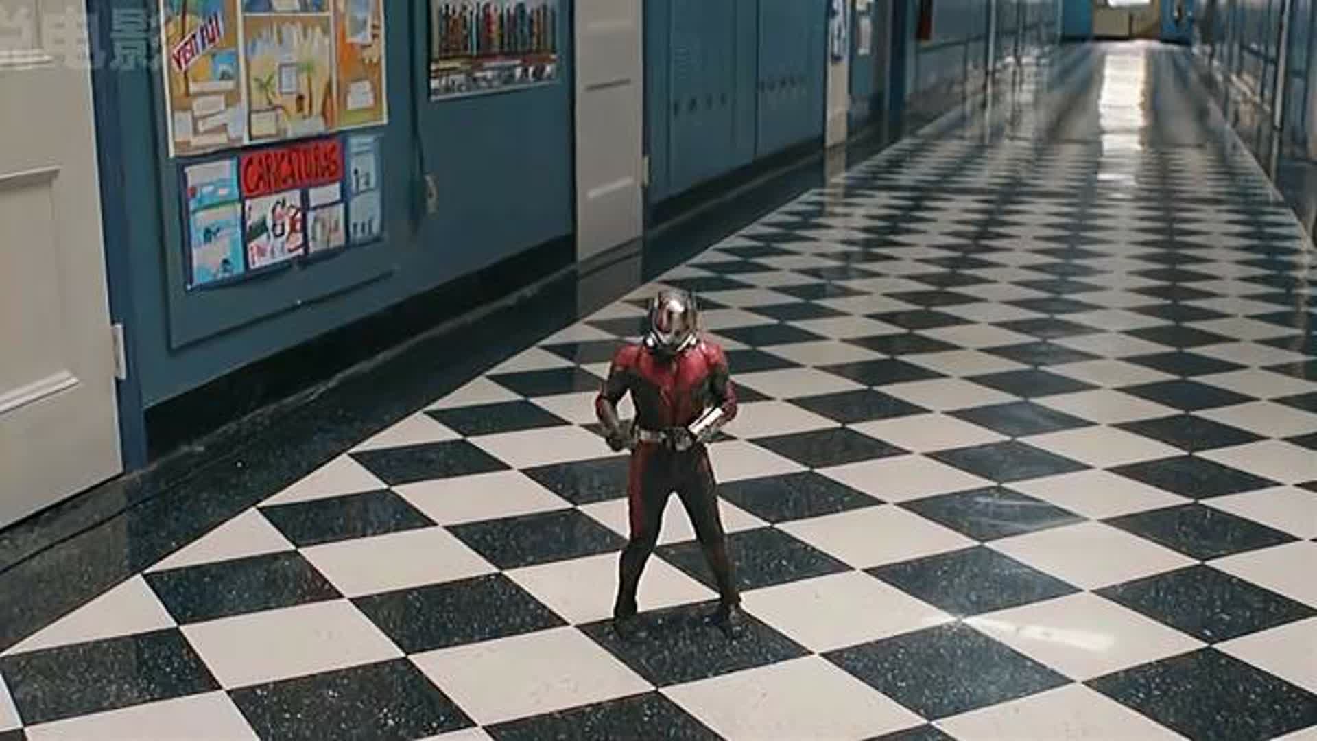 蚁人战服还不完善，缩小到一半，只有3岁儿童大小