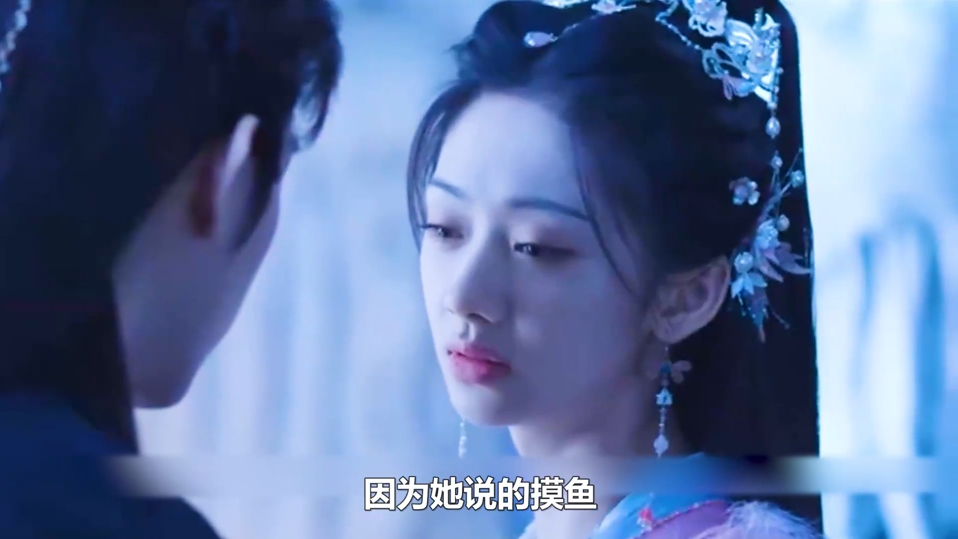 献鱼：女孩喜欢摸鱼，男人就抓了一条鱼让女孩摸