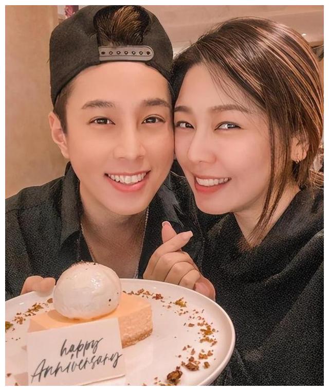 白家绮晒出哺乳照坐拥四胎儿女家庭温馨小五岁老公暖心陪伴