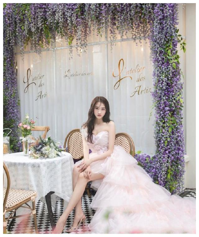 但是我认为婚纱也同样能够凹造型,例如这一组照片,关晓彤就用"前短后