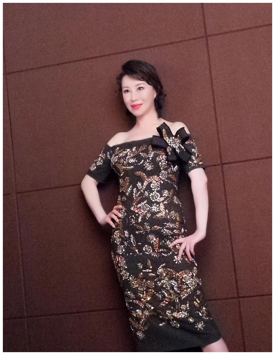 44岁歌唱家祖海罕见晒自拍,转美图滤镜不输年轻人,身姿苗条动人|祖海