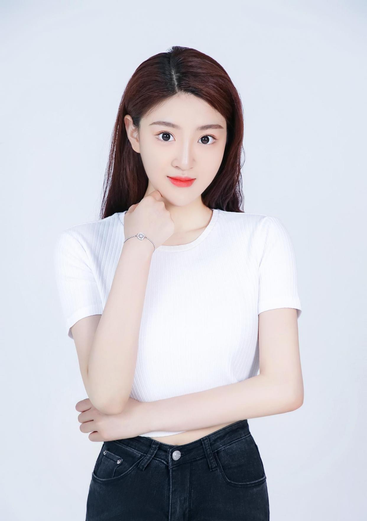 新人演员刘雪晴身穿白色打底衫, 素淡典雅_高清图集_新浪网