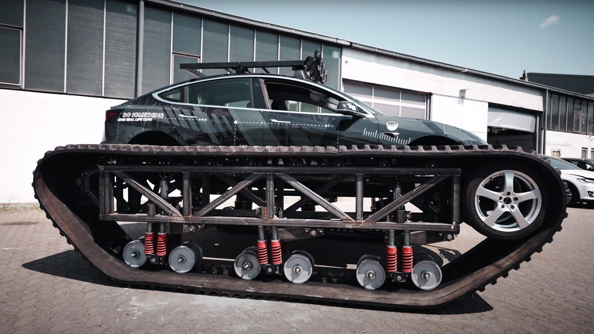 特斯拉装上履带变战车越野就像喝水一样简单