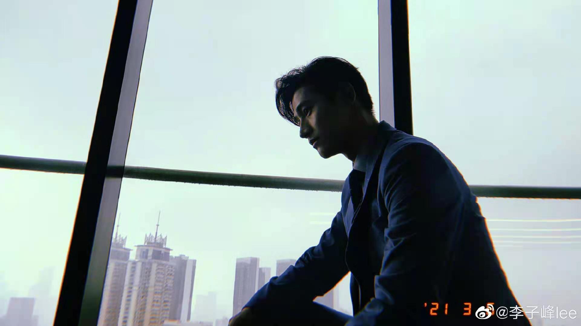 李子峰晒逆光自拍 侧颜超立体