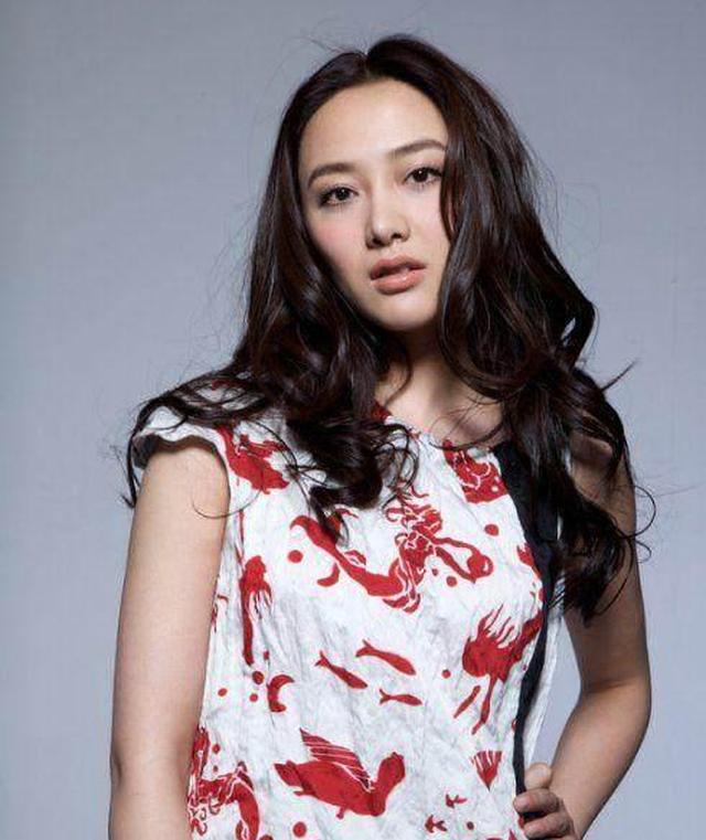 舒燕 饰 小梅/小凤1993年,乔红在《我爱我家》中扮演梁天的女伴侣而被