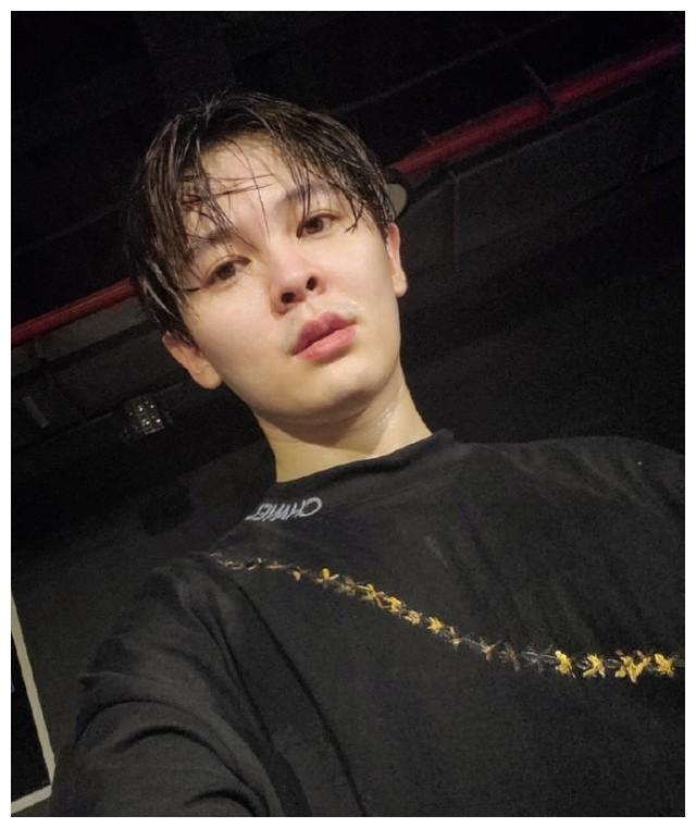 尤长靖疑似和经纪人恋爱卫生间亲密照曝光还被扒出甜蜜互动