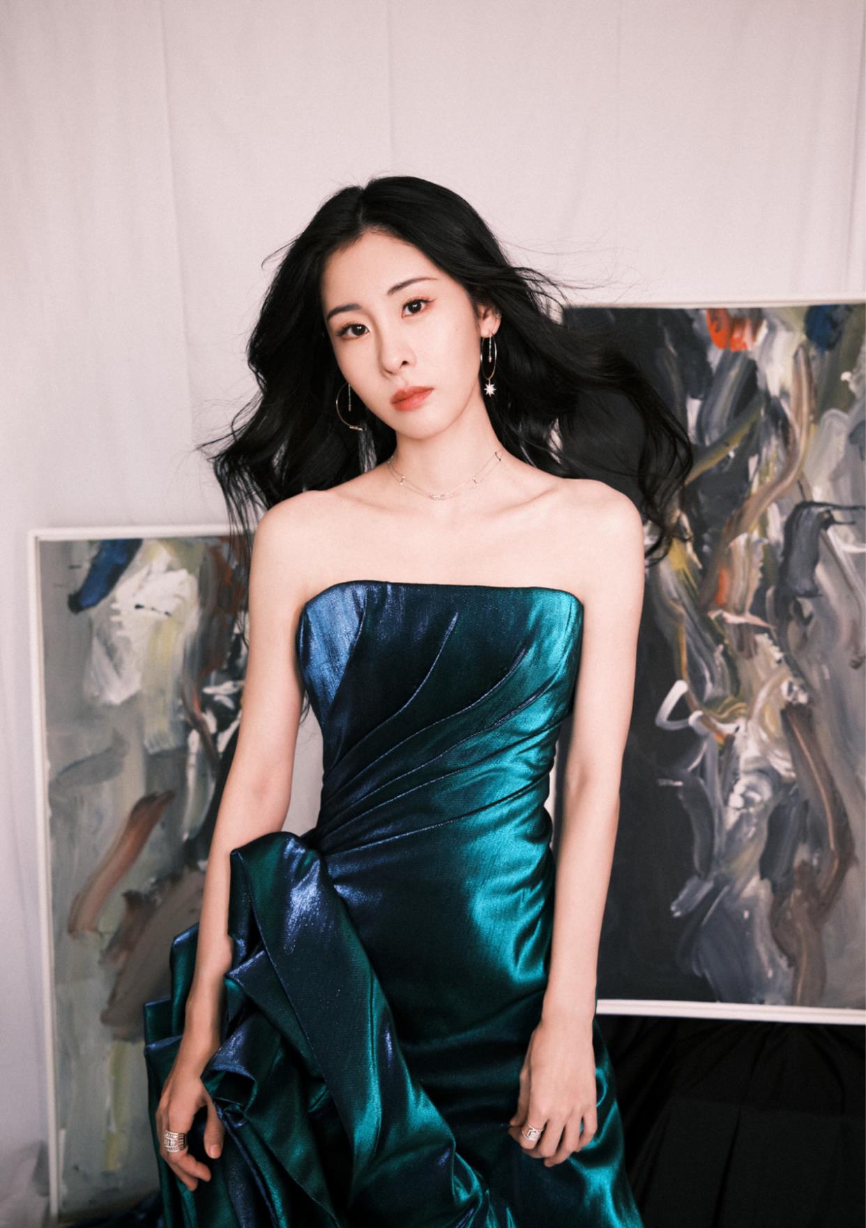 张碧晨身材挺好,穿孔雀绿丝绒抹胸裙配波浪卷,美成小贵妇