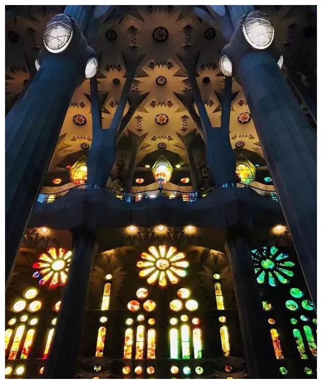 盖了136年终于要完工！结果被曝是“违章建筑”，罚款近3亿元休闲区蓝鸢梦想 - Www.slyday.coM