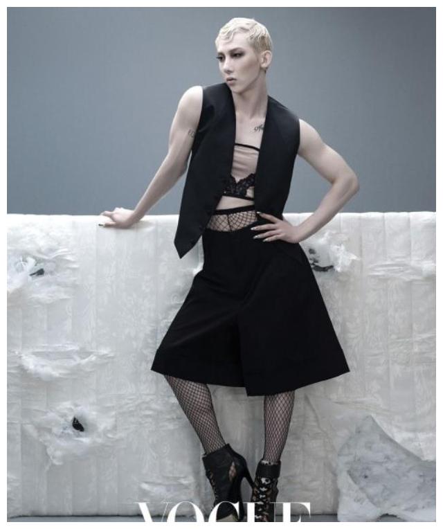 韩国男扮女装大佬赵权穿红色高跟鞋遛狗__财经头条