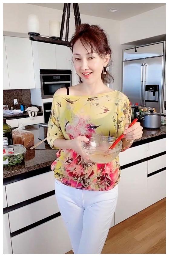 被岁月优待的女人长啥样?44岁牛莉厨房秀身材,意外曝光豪宅内景